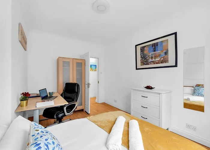 Pass The Keys - Spacious Modern 2Br Flat For 6, 3Min Walk To Hammersmith Station